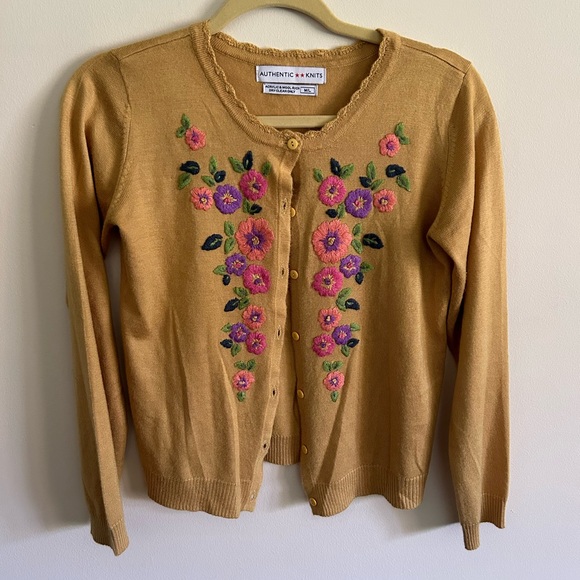 Beautiful hand knit with crocheted detail women's cardigan and size medium. - Picture 1 of 7